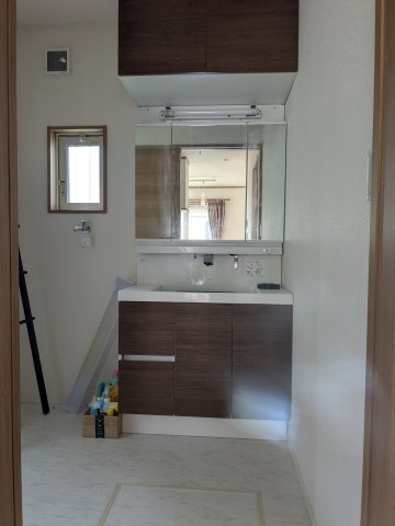 中古戸建　秋間みのりが丘の独立洗面台|大型の独立洗面台です。気分のあがる身支度の時間をどうぞ。
