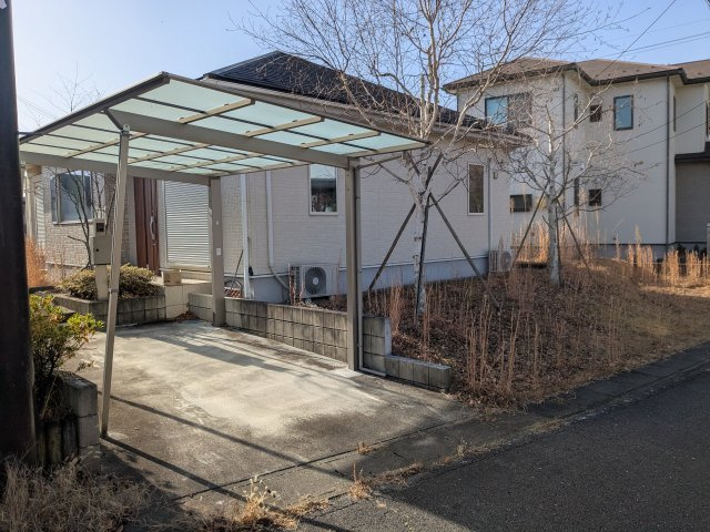 中古戸建　秋間みのりが丘の駐車場|屋根のあるカーポートで大切なお車を守ります。