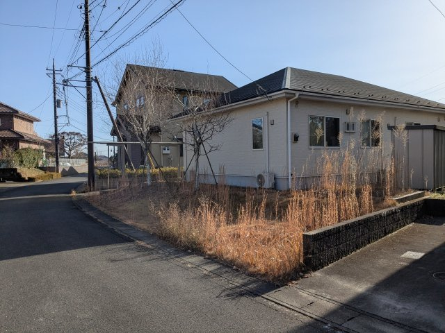 中古戸建　秋間みのりが丘の前面道路含む現地写真|出入りしやすい接道幅・間口です。