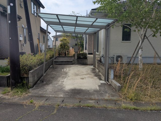 中古戸建　秋間みのりが丘の駐車場|駐車場から玄関までのアプローチ。