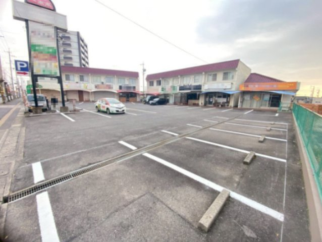 サンシャイン一本木の駐車場