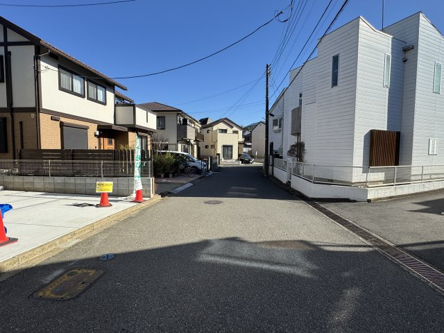 流山市名都借新築戸建【東小学校：10分】の前面道路含む現地写真|南側前面道路・幅員約5.9ｍ
