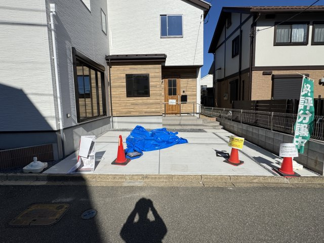 流山市名都借新築戸建【東小学校：10分】の駐車場|駐車スペース・並列2台駐車可