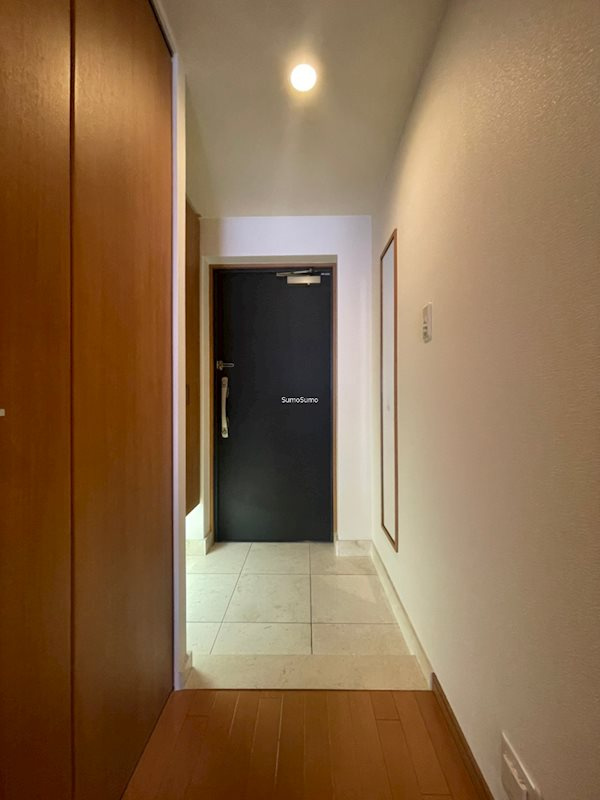 リーガル靭公園南の玄関|収納もある玄関です