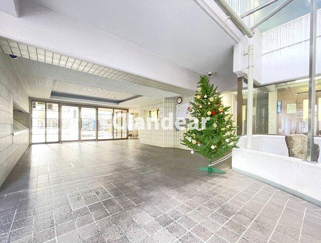 モアステージ綾瀬のエントランス|ドキドキの新生活も、安心してスタート。ぴったりの住まいを見つけませんか？クランディアが一緒に住まい選びをサポートします‼　まずは、お気軽にお問合せください　＃クランディア