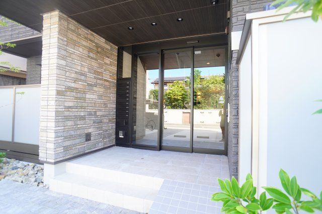 シャーメゾン　新大宮のエントランス