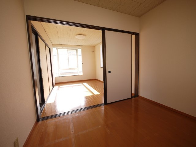 あすかヒルズの居間・リビング|洋室です