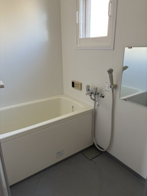 【浴室】 | グランビル | 追い炊き機能付。窓あり。