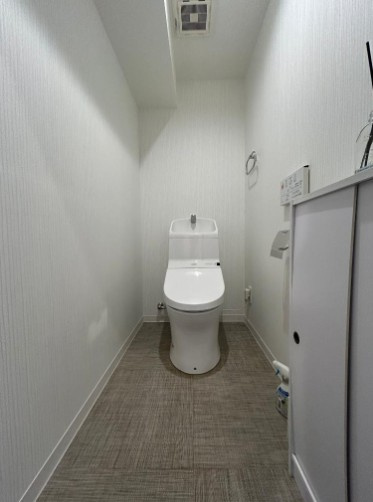 【トイレ】 | 成増第３シャトレ | 白を基調とした清潔感があるトイレ。温水洗浄便座付きです。