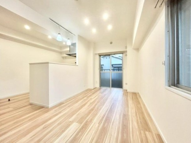 【居間・リビング】 | 成増第３シャトレ | 明るく開放的な空間が広がるLDK。室内には豊かな陽光が注ぎ込み、爽やかな住空間を演出。