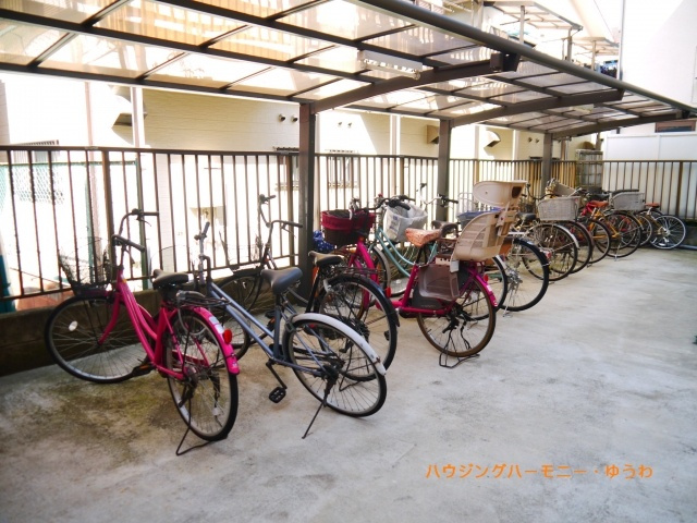 【その他共用部分】 | 成増第３シャトレ | 屋根付きの駐輪場となっていますので、雨の日でも大切な自転車が濡れずに済みます。
