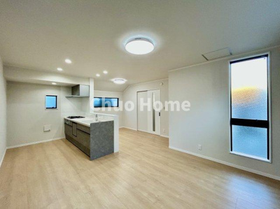 【キッチン】 | 葛飾区水元1丁目新築分譲住宅 | 視界に広がりを生むオープンなキッチン。料理や片付けをしながら、家族との会話を楽しんだり、リビングで遊ぶ子どもを見守れます。ご見学時には家具の配置などもイメージしながらぜひご覧になって見て下さい。