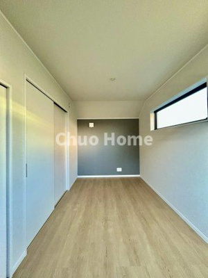 【寝室】 | 葛飾区水元1丁目新築分譲住宅 | 【寝室】心と体をゆったりと安らげる主寝室。寝室のゆとりが大きい分だけ、暮らしの安らぎは深まります。一日の疲れを癒すだけでなく、ご夫婦の親密な語らいを紡ぎ出します