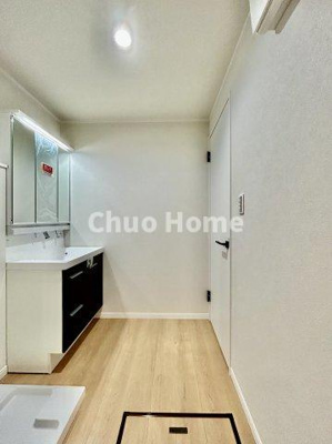 【脱衣所】 | 葛飾区水元1丁目新築分譲住宅 | 【洗面所】明るい洗面所は朝をすっきりさせてくれる空間です。バタバタしている忙しい朝でも収納が多い洗面台では短い時間で効率良く支度ができます。