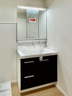 【独立洗面台】 | 葛飾区水元1丁目新築分譲住宅 | 【洗面化粧台】洗面化粧台には三面鏡を採用。身だしなみを整えやすい事はもちろんですが、鏡の後ろに収納スペースを設ける事により、散らかりやすい洗面スペースをすっきりさせる事が出来るのも嬉しいですね