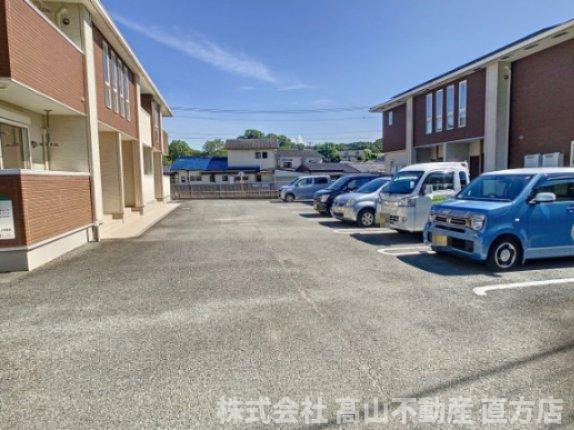 メゾンドリシュＡの駐車場