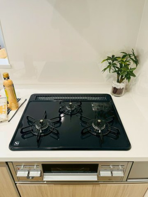 【キッチン】 | 今福スカイハイツ | 三口コンロでお料理も効率的に進められます！