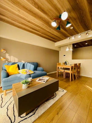 【居間・リビング】 | 今福スカイハイツ | バルコニーから陽が差すあたたかな空間です。