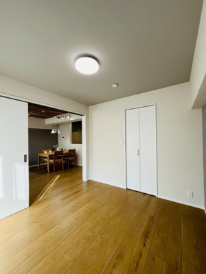 【洋室】 | 今福スカイハイツ | LDKとの間には、大きく開けて開放感のある引き戸を採用。