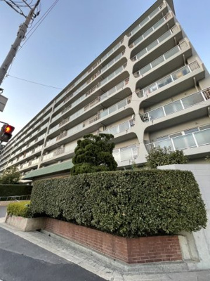 【外観】 | 今福スカイハイツ | なんといっても広々とした専用庭が魅力の一部屋。ガーデニングやDIYなど、外の空気を感じながら趣味を存分に楽しめそう。室内はフルリフォームで一新。外での遊び心と、中での快適な暮らしを両立した住まいです。