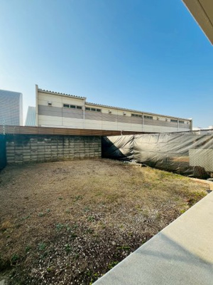 【庭】 | 今福スカイハイツ | 広々とした開放的な専用庭。リビングから一歩出るだけで、外の空気をたっぷり感じられます。
ガーデニングやDIYなどの広いスペースが必要な趣味も捗りますね！