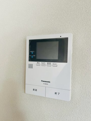 【防犯設備】 | 今福スカイハイツ | 来客時に姿を確認できるモニタ付きのインターホンです。