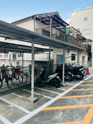 【駐輪場】 | 今福スカイハイツ | 屋根付きの駐輪場・バイク置き場です。※空き状況は変動しますので、都度ご確認ください。