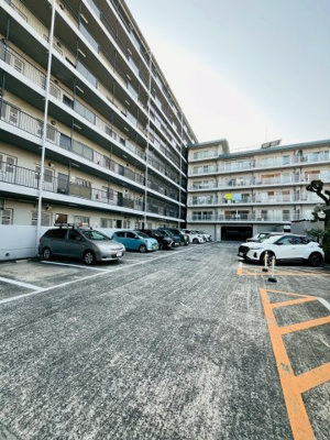 【駐車場】 | 今福スカイハイツ | 敷地内駐車場です。※空き状況は変動しますので、都度ご確認ください。