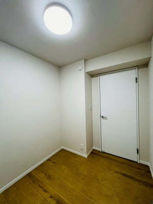 【洋室】 | 今福スカイハイツ | 玄関からすぐのところにあるサービスルーム。収納としてはもちろん、集中が必要な時の作業スペースとしてもぴったりの広さがあります。