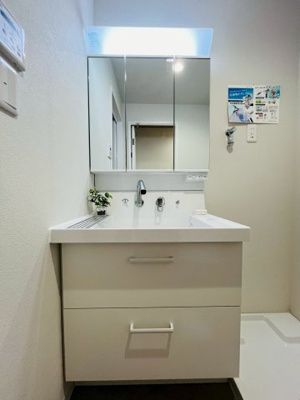 【独立洗面台】 | 今福スカイハイツ | 日々の身支度に欠かせない独立洗面台です。物の出し入れがしやすい引き出しタイプの収納が便利！