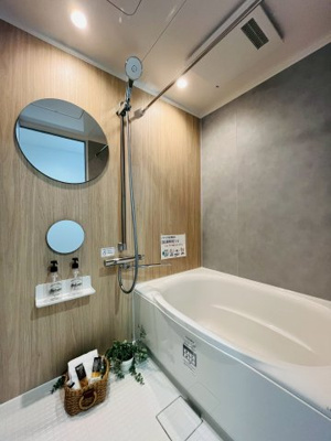 【浴室】 | 今福スカイハイツ | 木目調のアクセントパネルと丸型ミラーで、雰囲気たっぷりのリラックス空間を演出！木目のブラウンとグレーの組み合わせがおしゃれです。