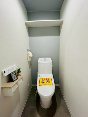 【トイレ】 | 今福スカイハイツ | 温水洗浄便座完備の洋式トイレ。手元で操作できる壁面リモコンで快適な使い心地。