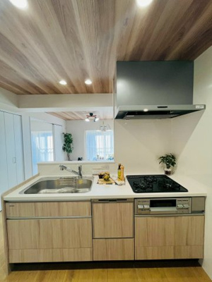 【キッチン】 | 今福スカイハイツ | 家事をしながらでもリビングを見渡せる対面式キッチン。キッチンに立っている時も、家族や友人の顔を見ながら会話ができます。