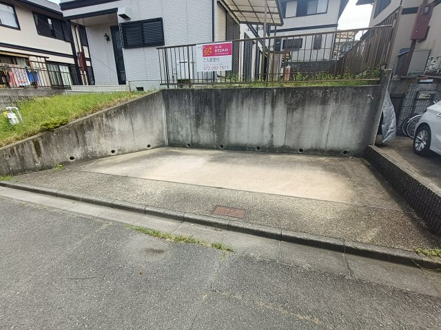 ウェル高の原の駐車場