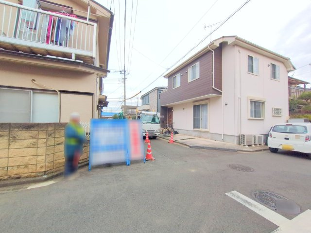 入間郡三芳町大字藤久保の新築一戸建の前面道路含む現地写真|南西側道路にて陽当り良好！
商業施設が周辺に充実した生活利便性の高い立地です。