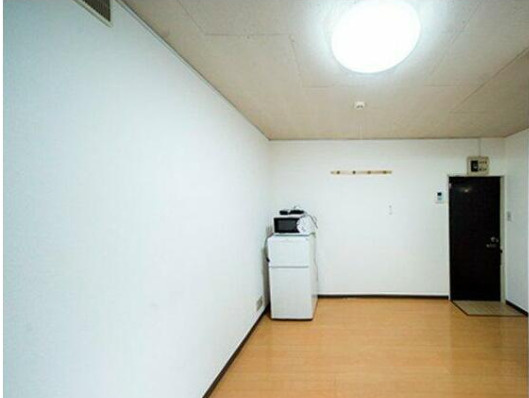 アーバンリゾート三軒茶屋8　敷金0　駅近　角部屋の居間・リビング