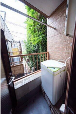 アーバンリゾート三軒茶屋8　敷金0　駅近　角部屋のバルコニー