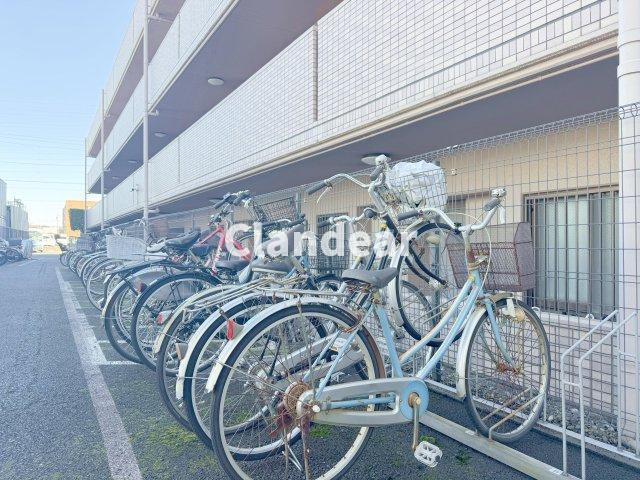 グランベル西新井の駐輪場|ドキドキの新生活も、安心してスタート。ぴったりの住まいを見つけませんか？クランディアが一緒に住まい選びをサポートします‼　まずは、お気軽にお問合せください　＃クランディア