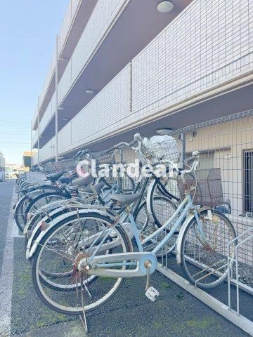グランベル西新井の駐輪場|ドキドキの新生活も、安心してスタート。ぴったりの住まいを見つけませんか？クランディアが一緒に住まい選びをサポートします‼　まずは、お気軽にお問合せください　＃クランディア