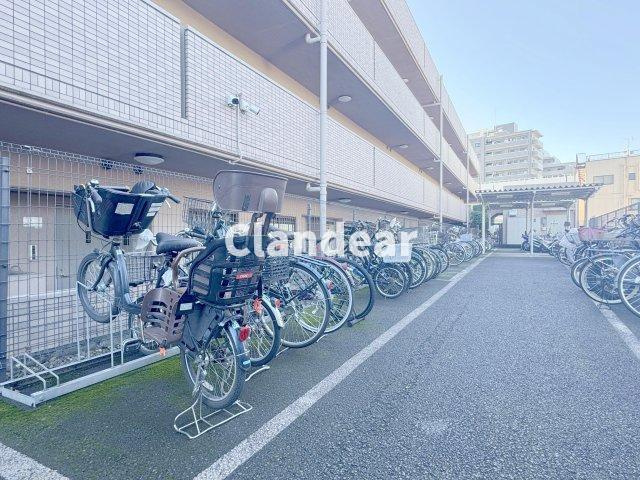 グランベル西新井の駐輪場|ドキドキの新生活も、安心してスタート。ぴったりの住まいを見つけませんか？クランディアが一緒に住まい選びをサポートします‼　まずは、お気軽にお問合せください　＃クランディア
