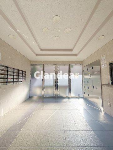 グランベル西新井のエントランス|ドキドキの新生活も、安心してスタート。ぴったりの住まいを見つけませんか？クランディアが一緒に住まい選びをサポートします‼　まずは、お気軽にお問合せください　＃クランディア