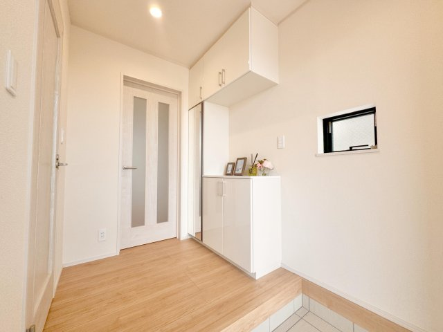 足立区青井２丁目　新築分譲住宅　全２棟の玄関|【玄関】高級感のあるオシャレな玄関です。ミラー付きシューズボックスなので全身のコーディネートや身だしなみのチェックに役立ちます♪　※写真は施工例です。