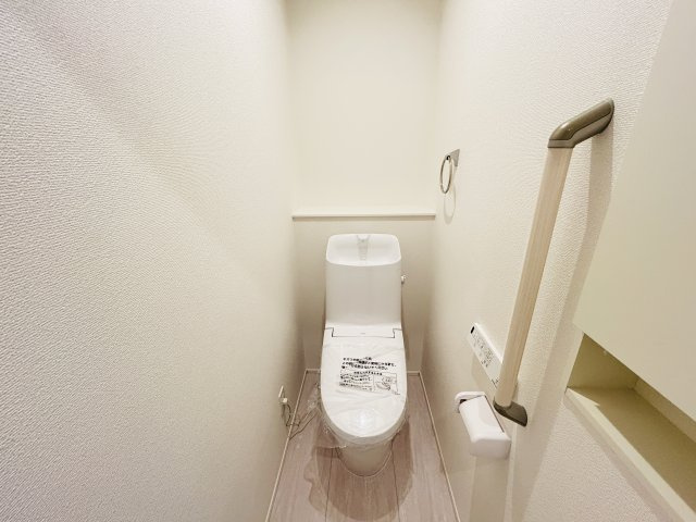 新築　高崎市上中居町3期　GRAFARE　１号棟のトイレ|現地写真　　節水タイプのウォシュレット付きトイレ、水道料節約に一役買います！
