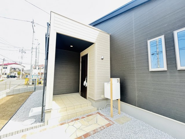新築　高崎市上中居町3期　GRAFARE　１号棟の玄関|現地写真　ポストと一体型のTVモニターホンでセキュリティ安心！
