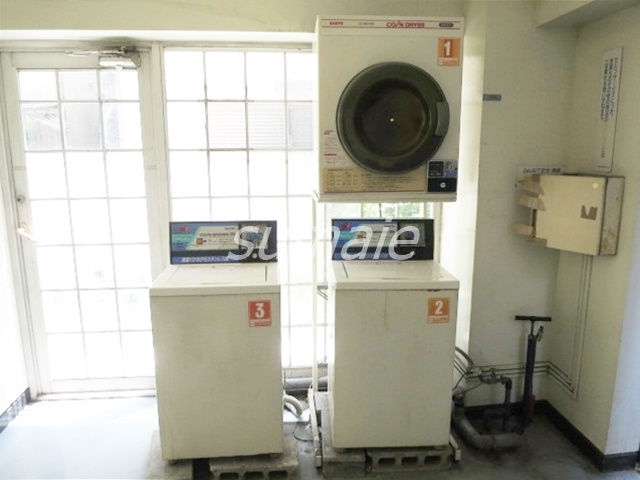 エルミ東十条のその他共用部分|敷地内にコインランドリーあります☆