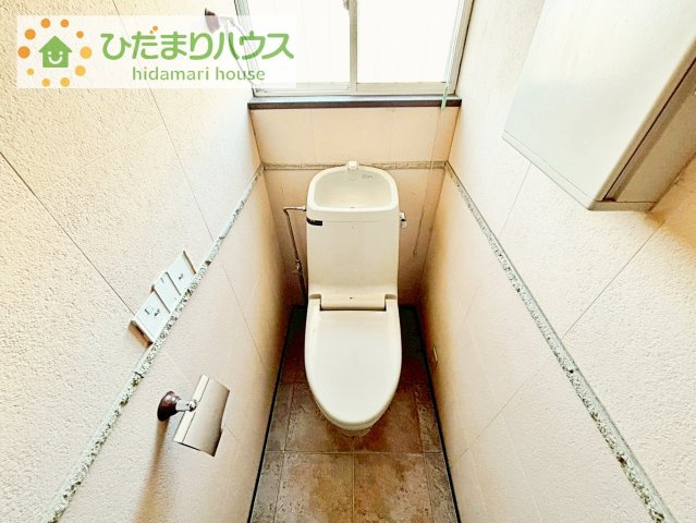 【トイレ】 | 我孫子市中里　中古戸建 | 小窓が付いているので、トイレも明るい空間になっております♪