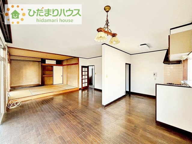 【居間・リビング】 | 我孫子市中里　中古戸建 | リビング横には、お子様の遊び場にもなる和室が隣接！