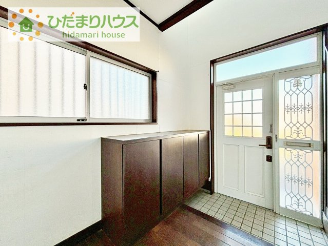 【玄関】 | 我孫子市中里　中古戸建 | 玄関が広いので親子で並んで仲良く靴が履けますね(^^)/