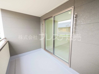 【バルコニー】 | 奈良市菅原町の新築一戸建 全７区画 | 現地写真（１号地インナーバルコニー）急な雨にも安心の大型屋根付きインナーバルコニーを配置しました！