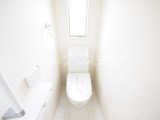 【トイレ】 | 奈良市菅原町の新築一戸建 全７区画 | 現地写真（１号地２階トイレ）温水洗浄便座を標準装備！